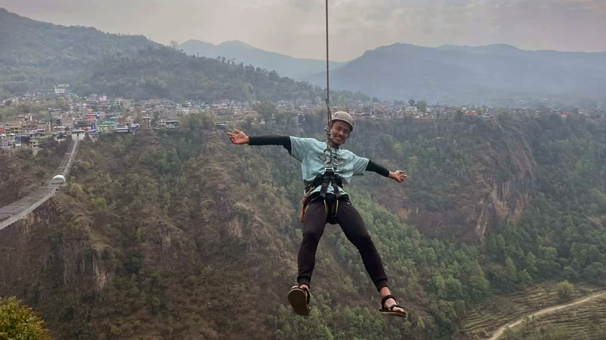 पर्वतको कुश्मामा  ‘क्रेन स्विङ’